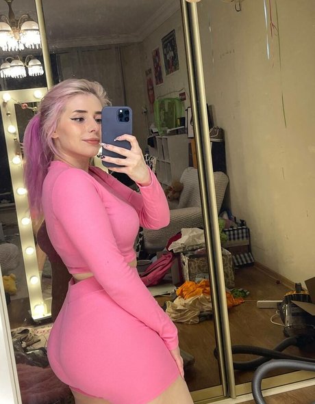 Sveta Sollar OnlyFans Striptease