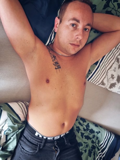 Sandro Becker OnlyFans nackte Brüste