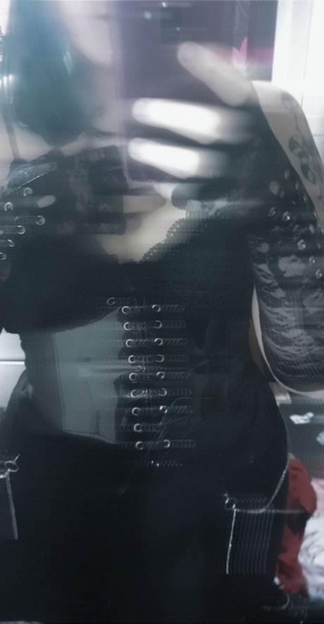 H x OnlyFans nackte Brüste