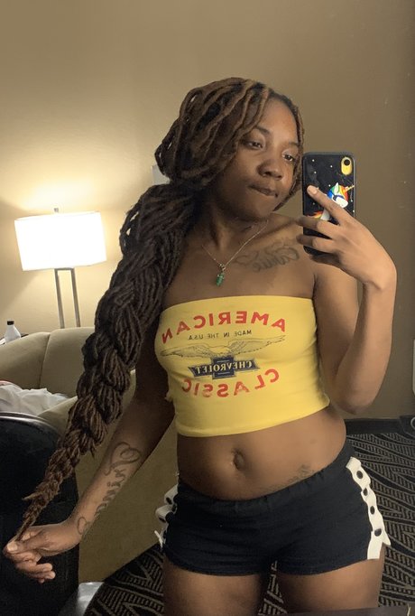 B R A T_ Nacktbilder OnlyFans