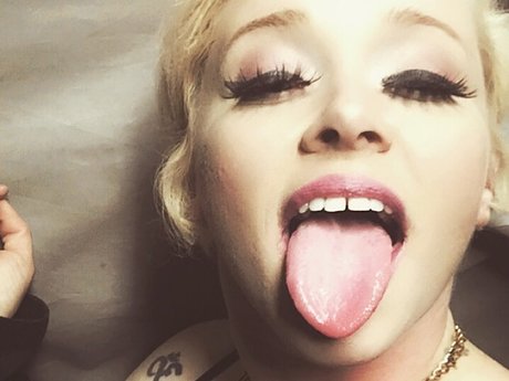 Lulu Love Nacktbilder auf OnlyFans