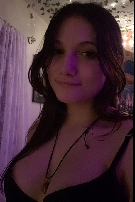 Indigo Layne Nacktpornos auf OnlyFans