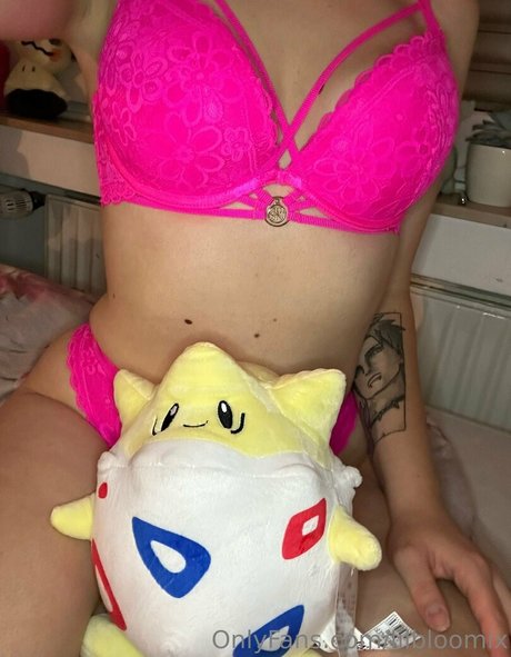 lilbloomix OnlyFans Striptease