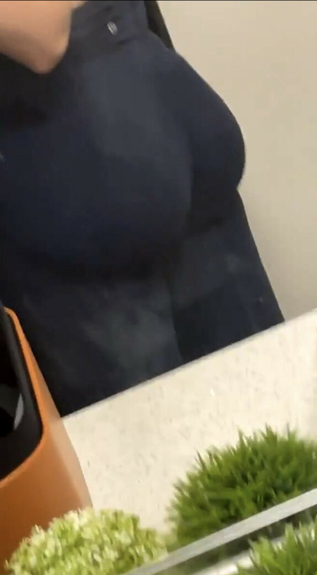 Fooya OnlyFans Striptease