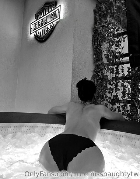 littlemissnaughtytw OnlyFans