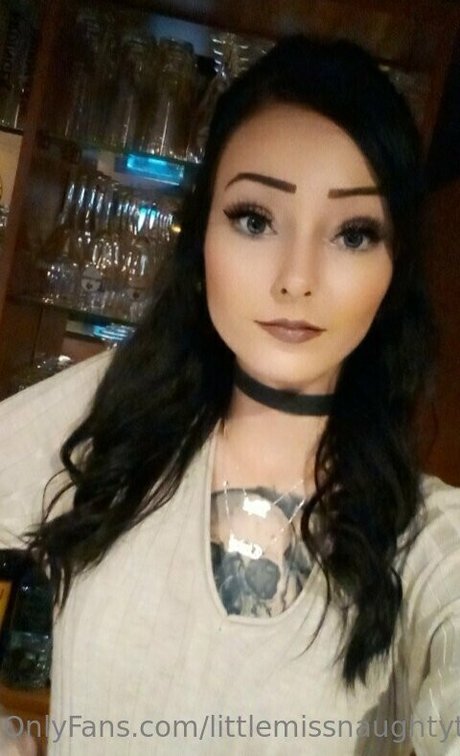 littlemissnaughtytw OnlyFans-Model