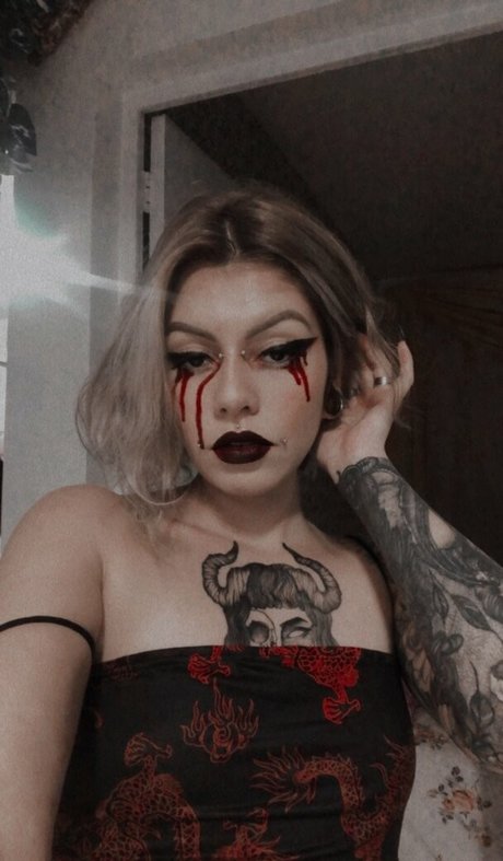 Hazyharlxt OnlyFans Model Bilder