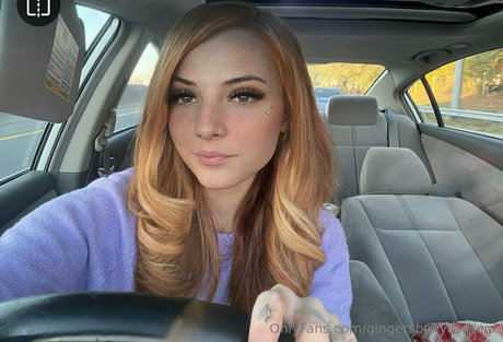 gingersbellycontent OnlyFans Model Fotos