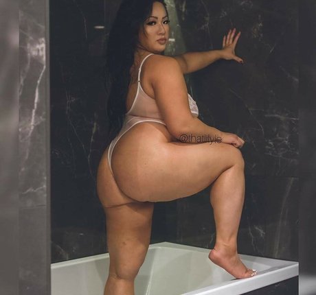 Lily Le OnlyFans Brüste Bild