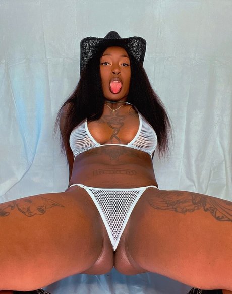 Deebott Nacktpornos auf OnlyFans