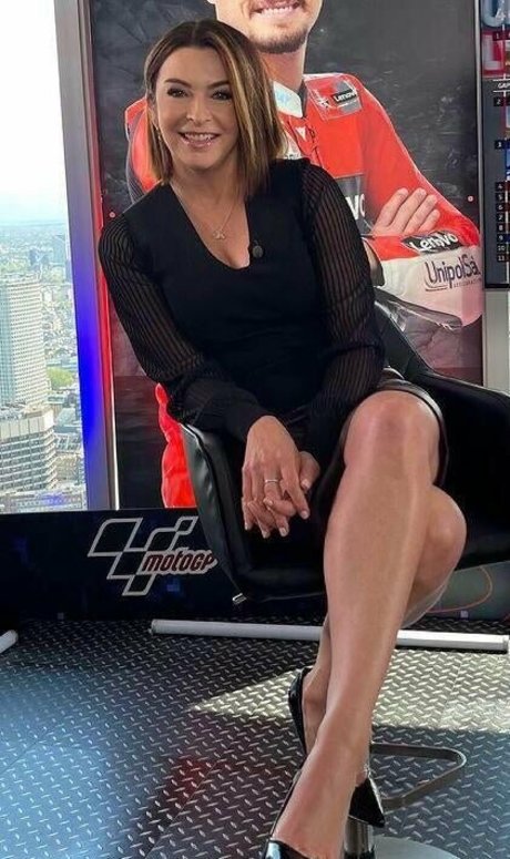 Suzi Perry OnlyFans Striptease