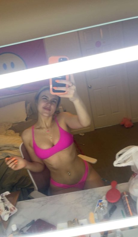 IsaMeccia OnlyFans Striptease