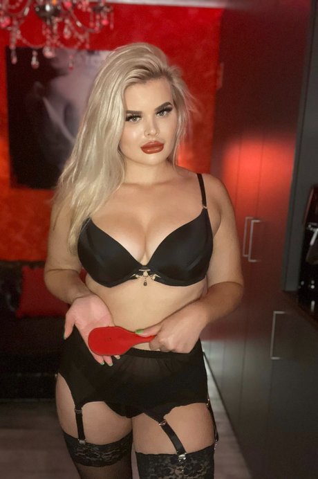 Lady Lucia Lucifa Füße OnlyFans