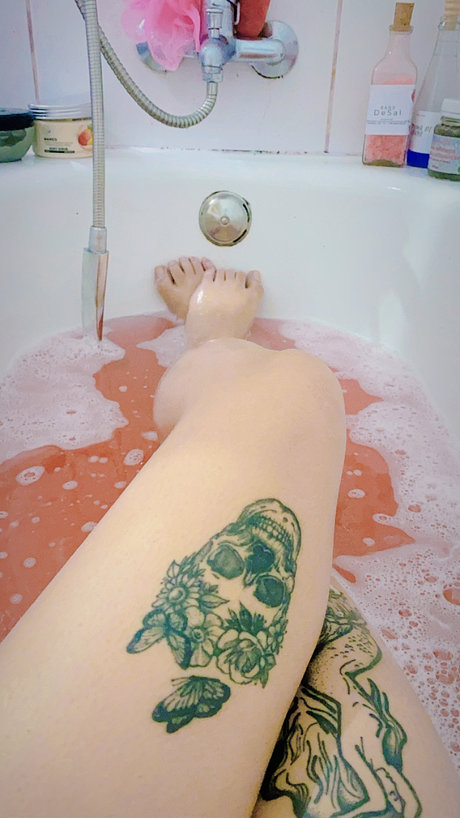 Lorelain Oben ohne OnlyFans