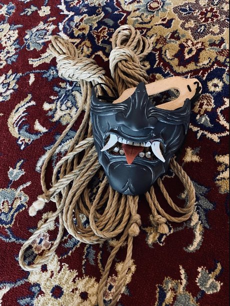 Threads and Tomes OnlyFans nackte Brüste