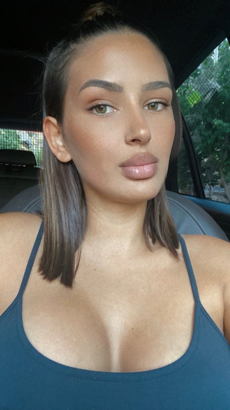 Roxanna_ OnlyFans-Bilder