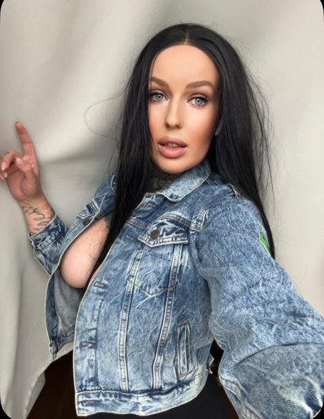 Millitattoedmodel OnlyFans Gratis-Inhalte