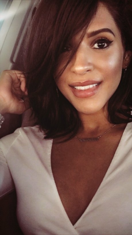 Sexy brunette Oben ohne OnlyFans