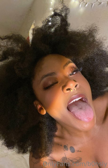 B0nsly OnlyFans Striptease