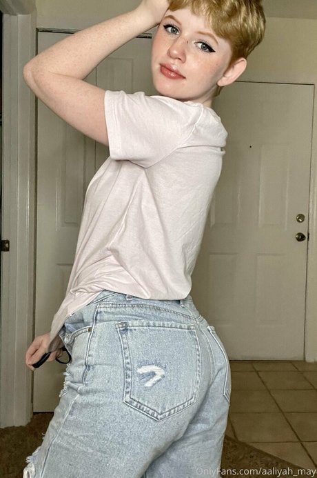 Aaliyah May OnlyFans nackte Brüste