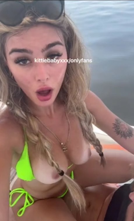 Wet Kitty OnlyFans Brüste Bild