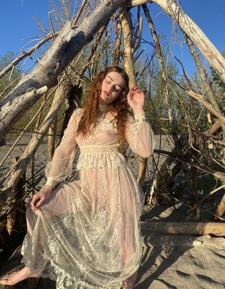 floraauclair OnlyFans Strip