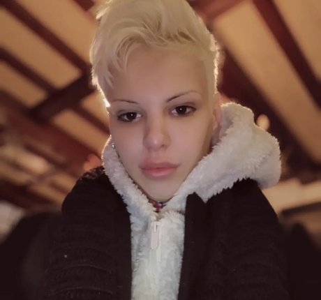 Blonditwink OnlyFans Bilder