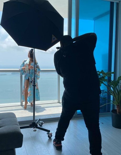 Lotus Bombb OnlyFans schlank