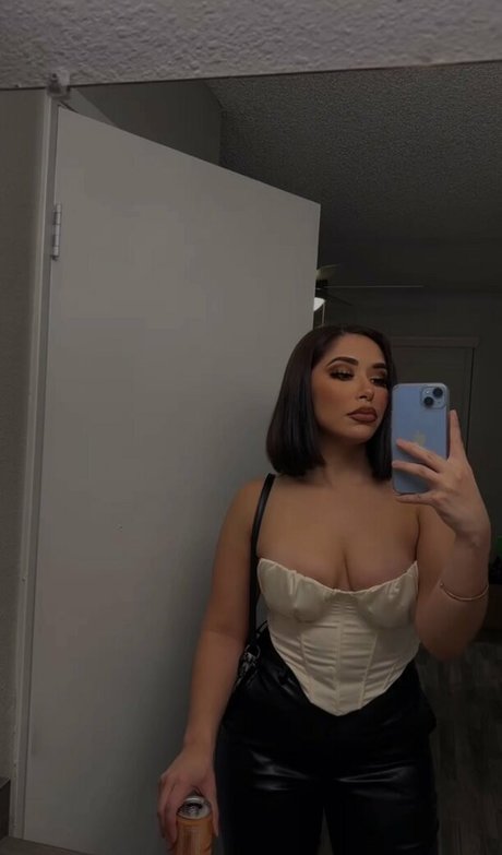 emelyelenaa OnlyFans Model Bilder