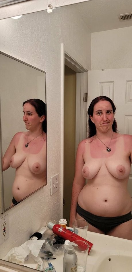 Topless Topics OnlyFans Modelfoto