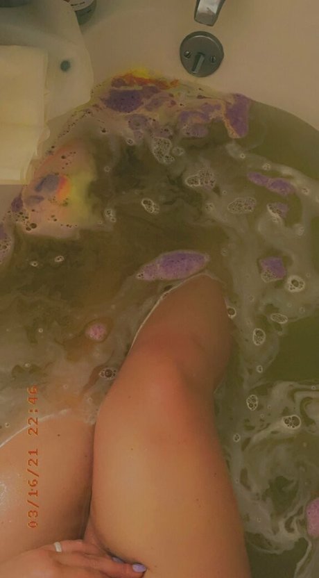 ollymcfly OnlyFans nackte Brüste