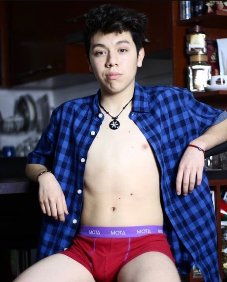 Mart n Isla OnlyFans Striptease