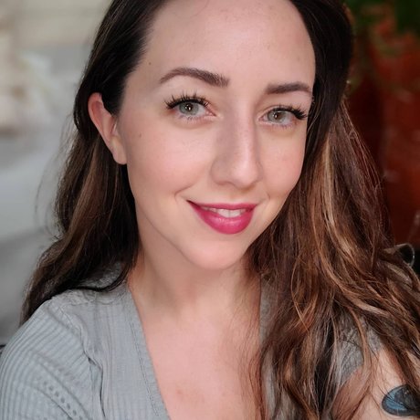 Topless talks with Mel Titten OnlyFans