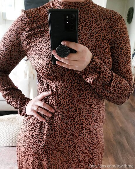 Topless talks with Mel OnlyFans Nacktbilder geleakt