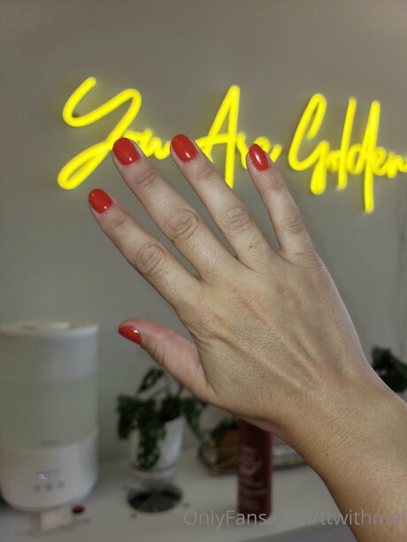 Topless talks with Mel Heiße OnlyFans Inhalte