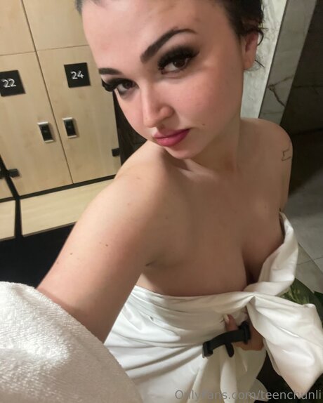 _Chun Li 18 yO Cosplay_ OnlyFans-Model