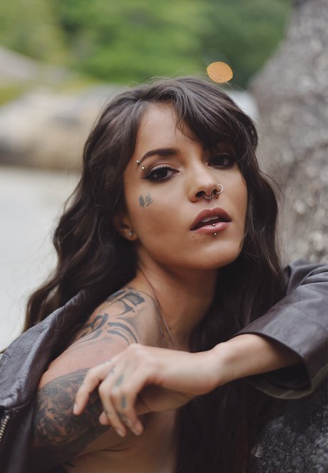 THAIZ SUICIDE OnlyFans schlank