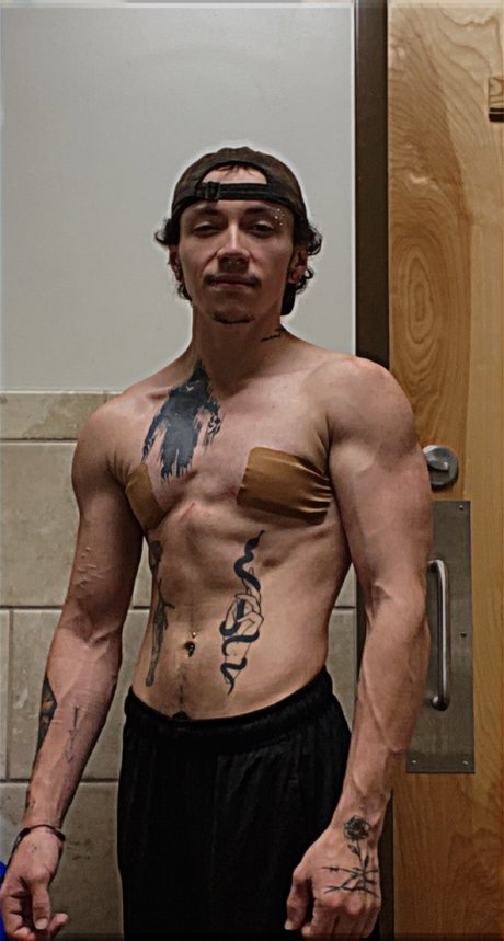 Justyn Ballew OnlyFans schlank