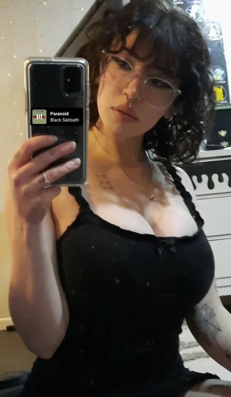 Floda ASMR Nacktbilder von OnlyFans