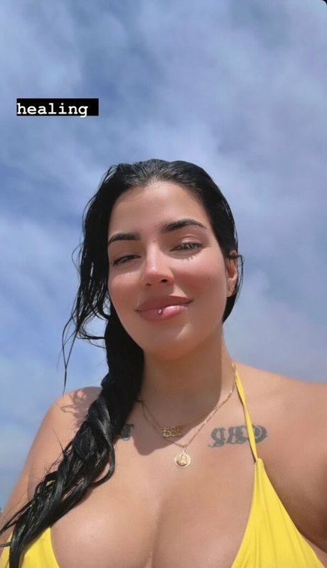 Selenaxoxoxo Marian OnlyFans Strip