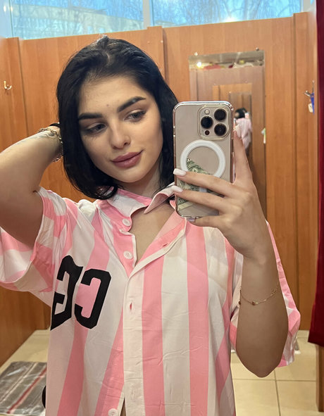 große eingeölte titten onlyfans sexy nackt Porträt