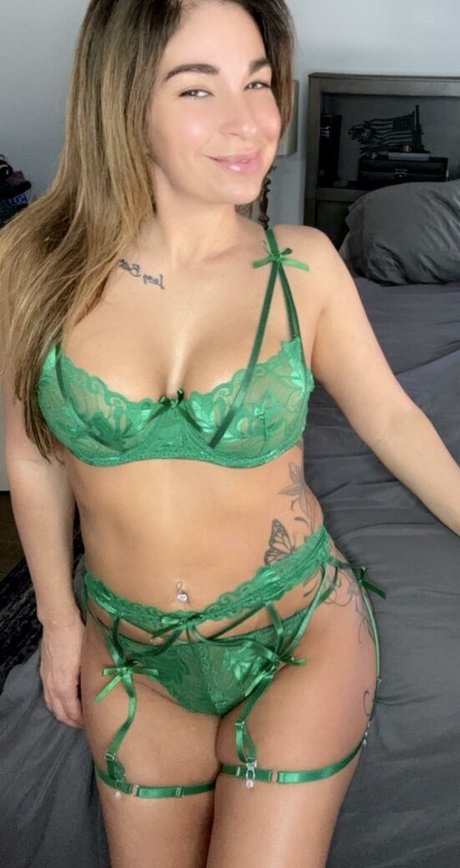 LoveyBeth OnlyFans-Leaks