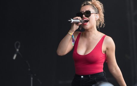 Raye Nacktbilder von OnlyFans geleakt