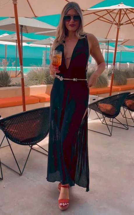 Ella Anastasiou OnlyFans Striptease