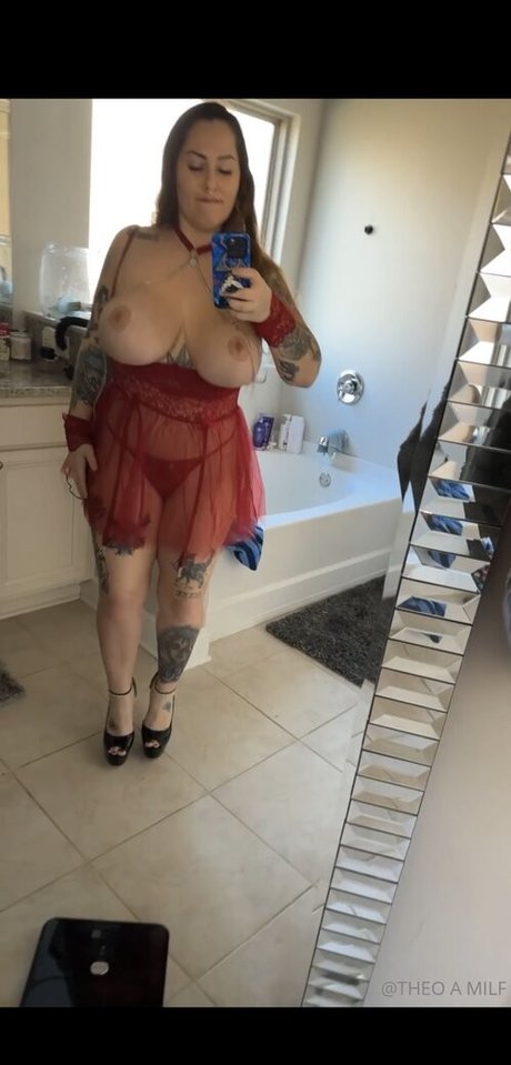 Theo The Milf Nackt auf OnlyFans