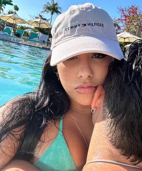 pool-dreier onlyfans heiß nackt Selfie