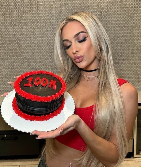 Karmen Petrovic OnlyFans Model Bilder