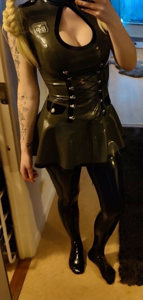 swerubberdoll OnlyFans Striptease