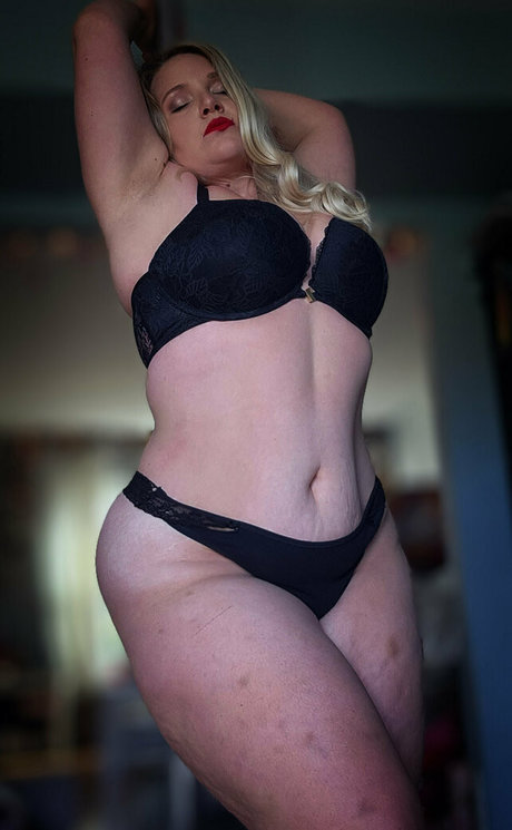 pinkcurvyblonde OnlyFans-Bilder
