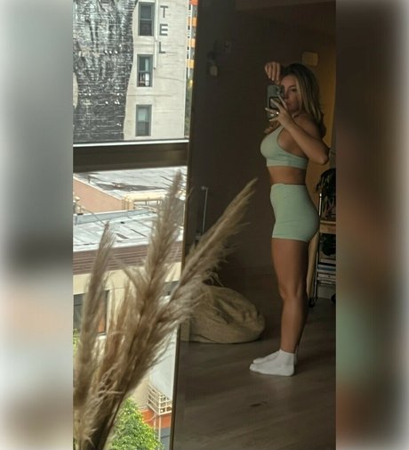 Belle Warren OnlyFans X